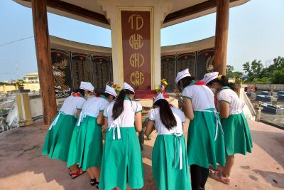 Hoạt động “Đền ơn đáp nghĩa – uống nước nhớ nguồn” dâng hương các Anh hùng liệt sĩ